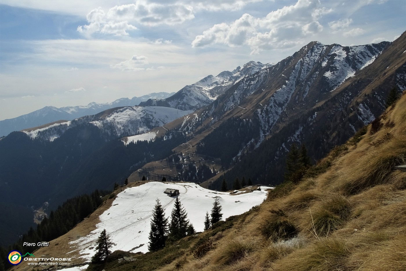 36 Vista sulla Baita Arletto e verso la strada per Ca' e Passo San Marco.JPG